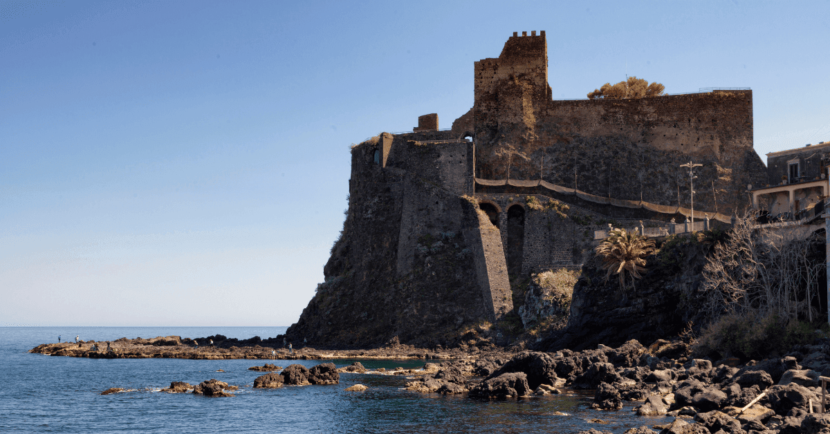 Alla scoperta delle migliori spiagge di Aci Castello
