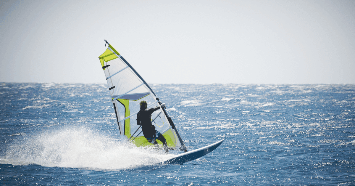 Le migliori spiagge per windsurf in Friuli Venezia Giulia: ecco dove cavalcare le onde
