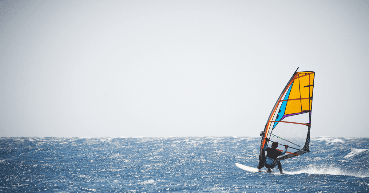 Le migliori spiagge per windsurf in Toscana: ecco dove cavalcare le onde