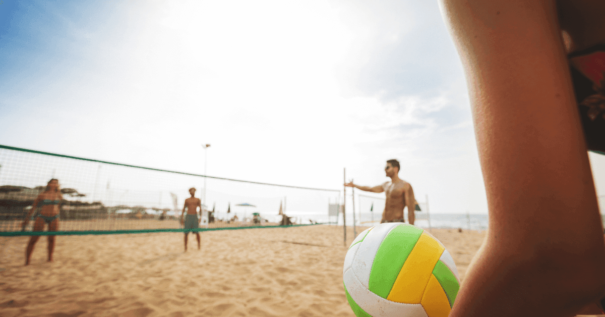 Le spiagge della Sardegna perfette per il beach volley: scopri dove giocare