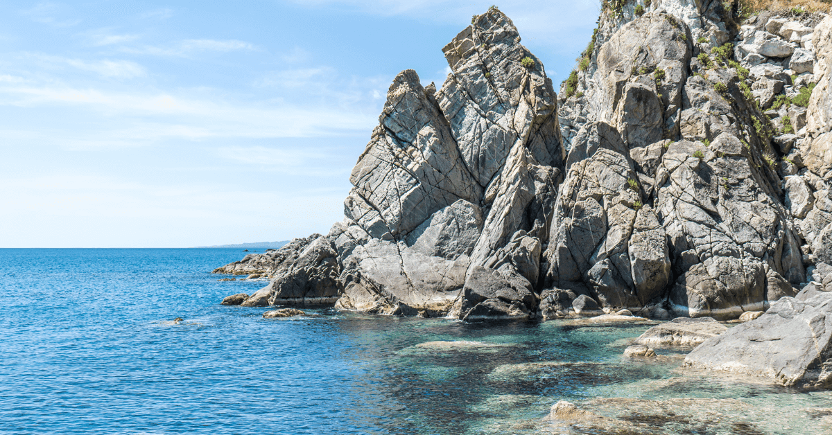 Spiagge rocciose: caratteristiche e dove trovarle in Italia