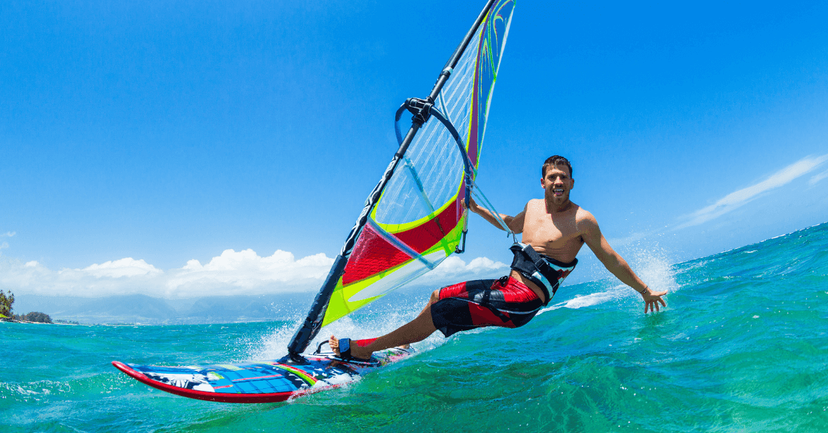 Le 8 migliori spiagge dove fare windsurf in Italia